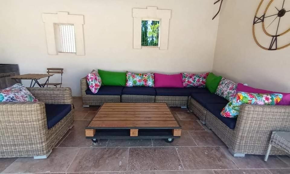 La Goutadou Panzió Cabannes Kültér fotó