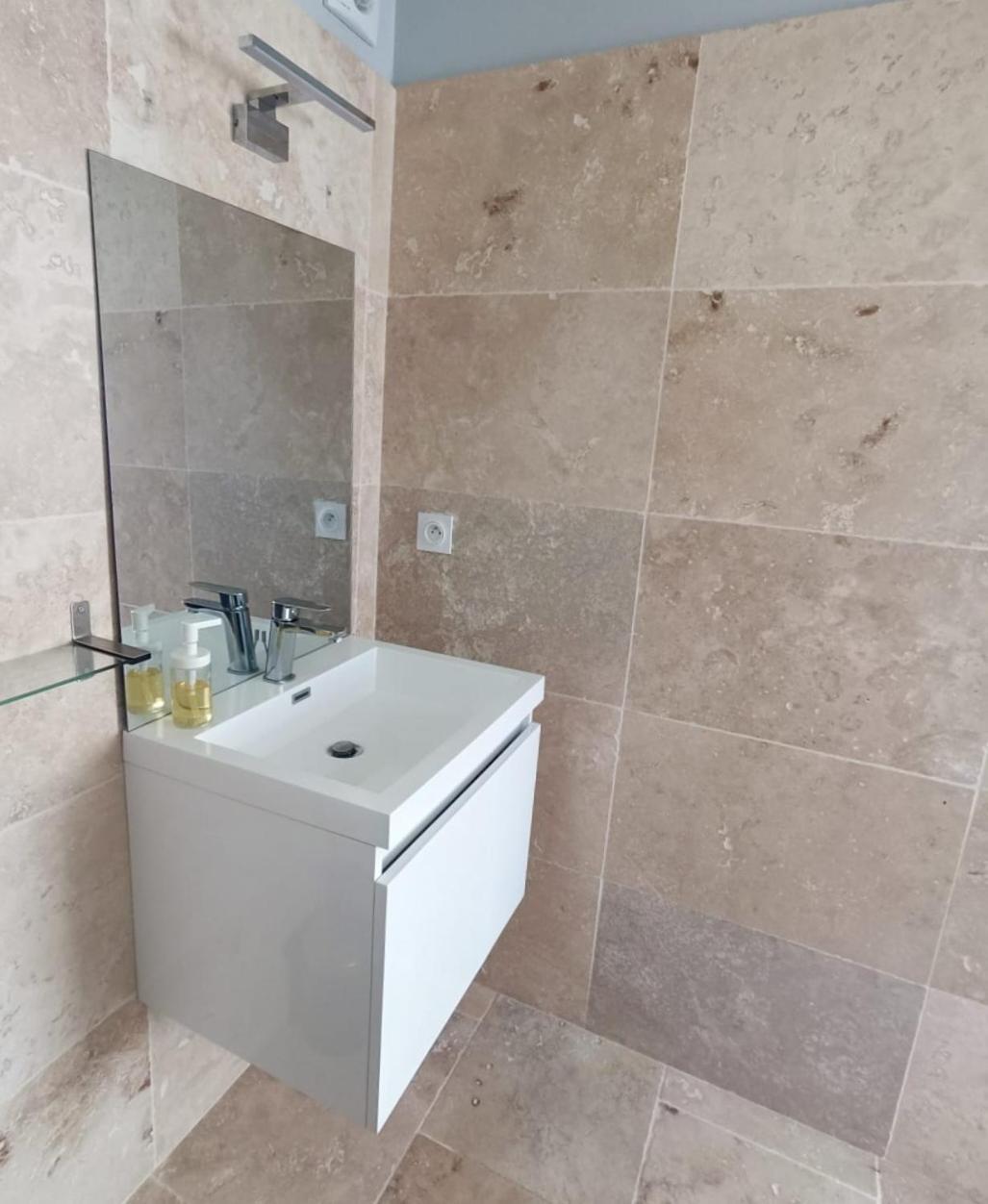 La Goutadou Panzió Cabannes Kültér fotó